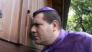 Szőke milf forró ajkakkal nyelve és simogató kézzel kényezteti a kemény farkat a Sacrilegusban Stella Foliero és Victoria Lanz mellett