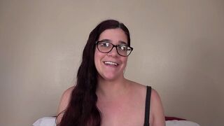 Vicki vadon és mohón a Desperate Amateurs stábjával és Miles-szal a casting forgatagában