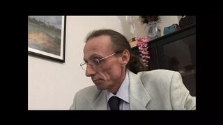 Vörös érett nő nagy farkat nyel mélyen a torkán, amatőr módonVörös érett nő mohón nyel le egy hatalmas farkat mélytorokkal, házilag