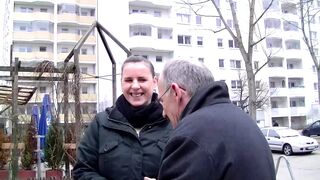 Dugós tini szopós szája hatalmas csöcsökkel és perverz fenéknyitás a vastag farkért