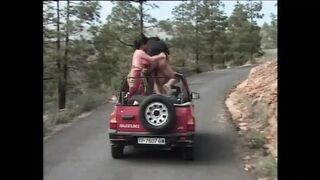 Vivian Schmitt Magda Polak és Asia Blondi dús keblű MILF-ek csoportos szexe a jeepen