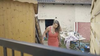 Hatalmas kannás milf vörös ruhában kapja a tetovált csávó nagy farkát análisan és szopásban