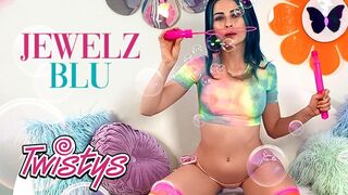 Twistys dögös sztárja, Jewelz Blu vadul peckezik a kamerák előtt hatalmas mellekkel és vibrátorral